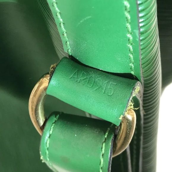 LOUIS VUITTON Epi Leather LV Noe GM Borneo Green Drawstring Bucket Shoulder Bag - Picture 11 of 17
